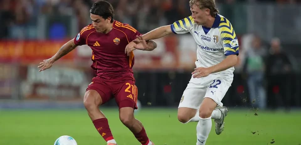 Player from AS Roma dribbling against Parma