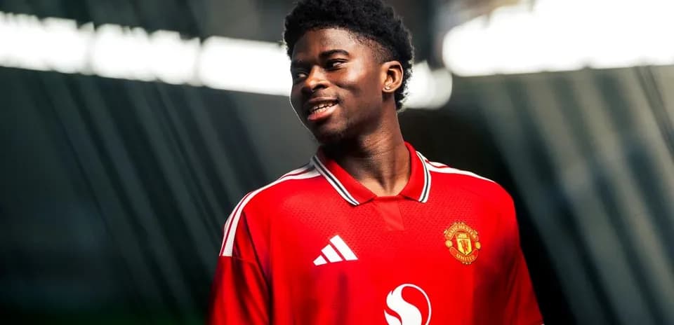 Player wearing Manchester United jersey in studio