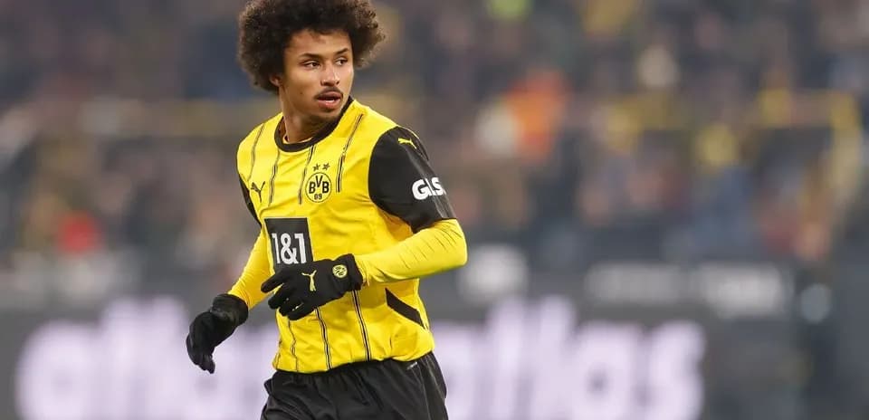 Player in Borussia Dortmund jersey on the pitch