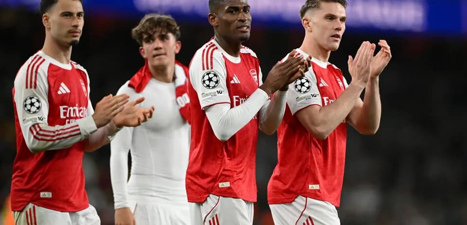 Arsenal players applauding fans after match
