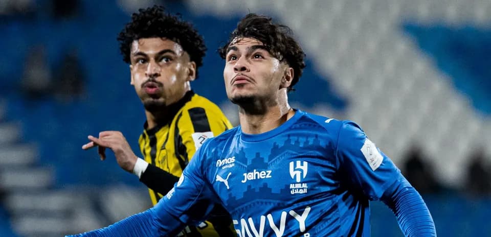 Players from Al Hilal and Ittihad competing for the ball