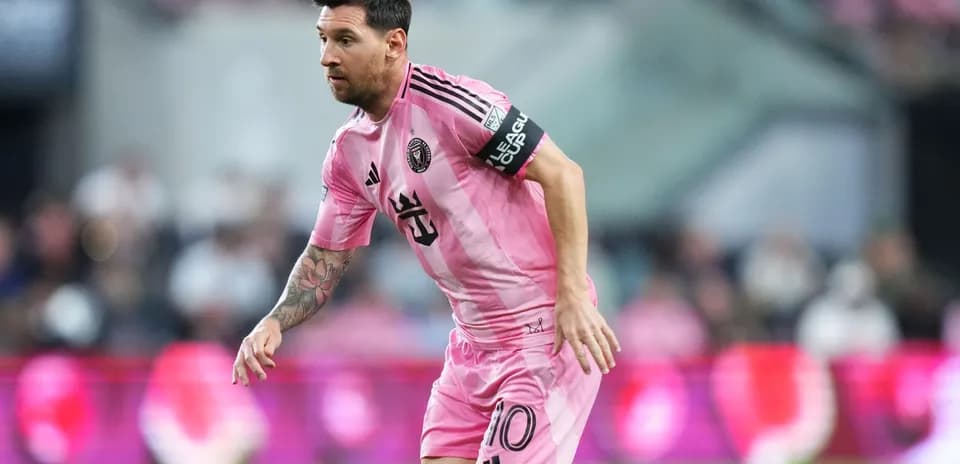 Lionel Messi in pink jersey running on the field