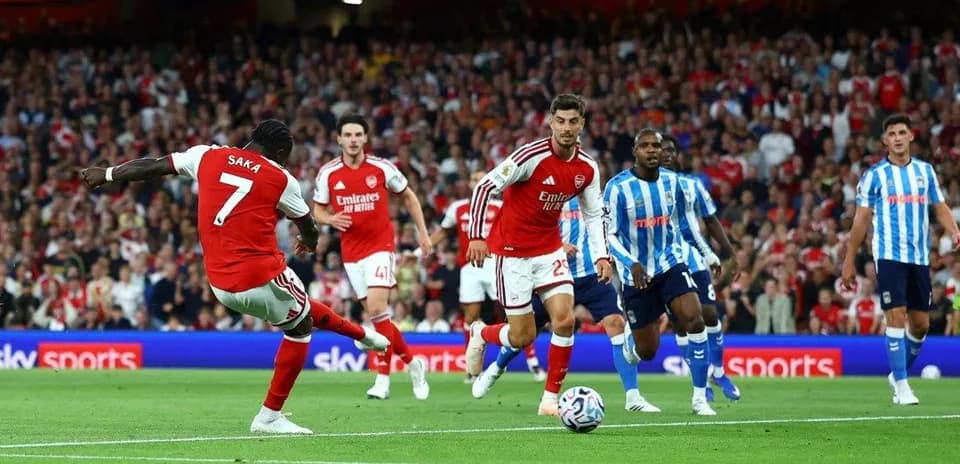 Saka shooting the ball during Arsenal match