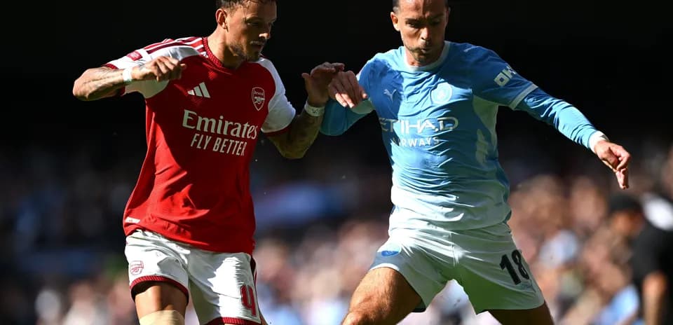 Players from Arsenal and Manchester City contesting for the ball