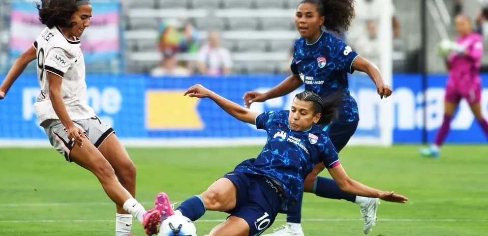 San Diego Wave player tackling Kansas City player