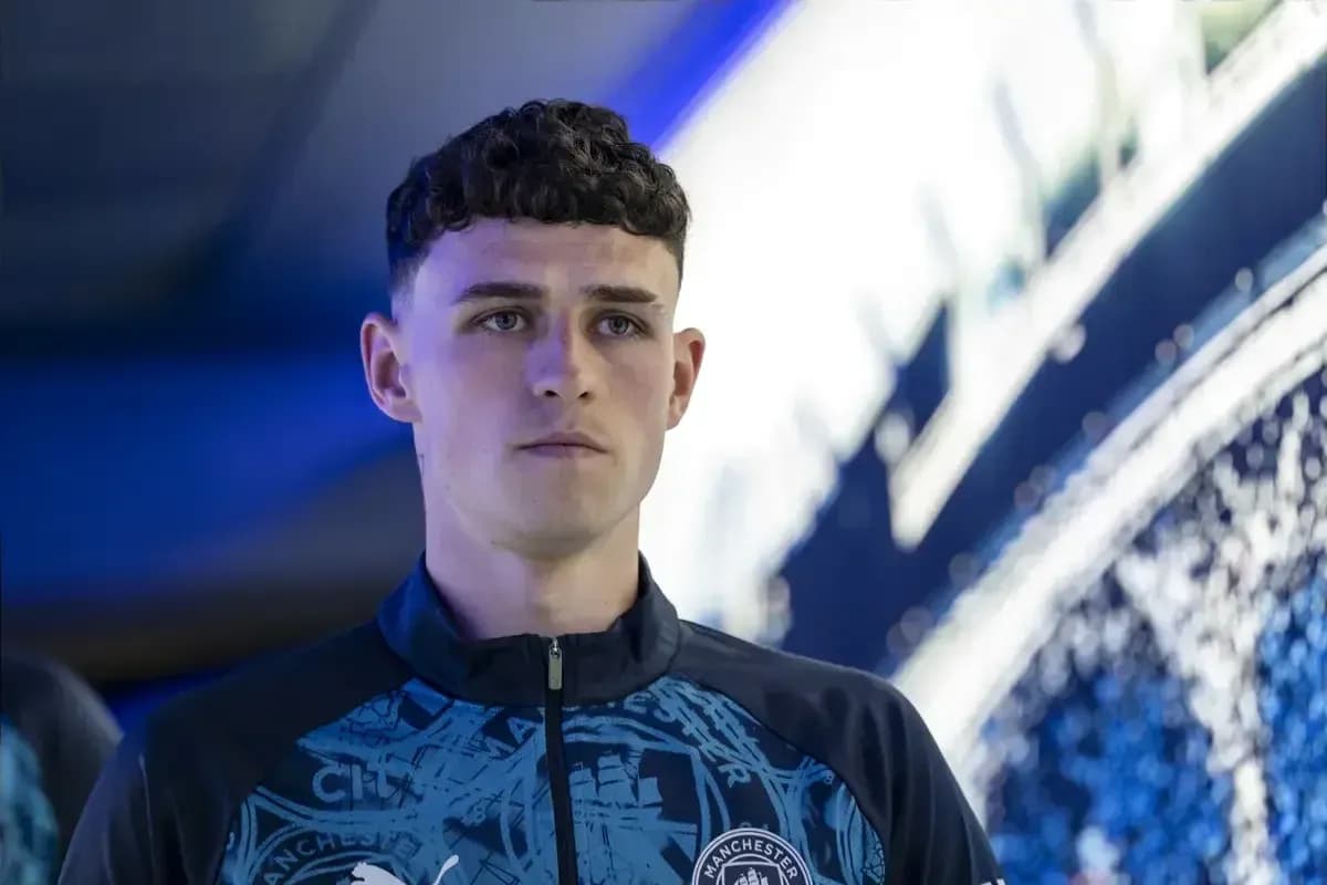 Player in Manchester City training gear indoors