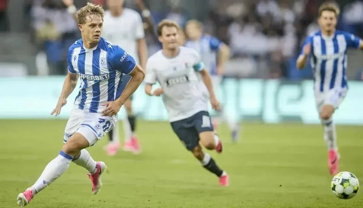 Lech Poznan player dribbling the ball during match