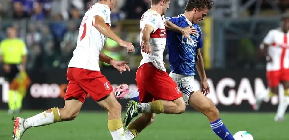 Genoa players contesting the ball against Como