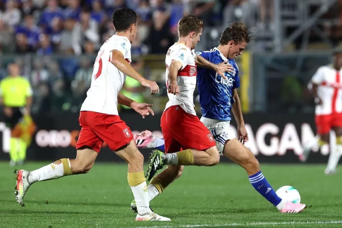 Genoa players contesting the ball against Como