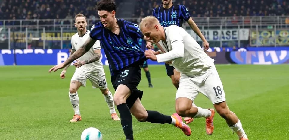 Inter player challenged by Lazio opponent during match