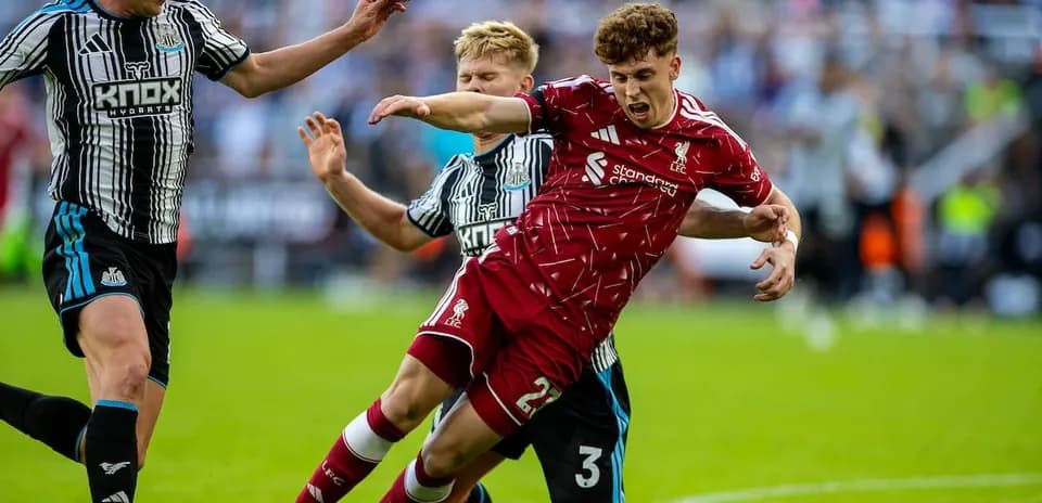 Newcastle and Liverpool players contesting the ball