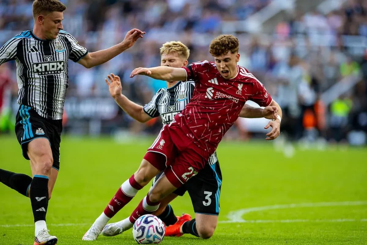 Newcastle and Liverpool players contesting the ball