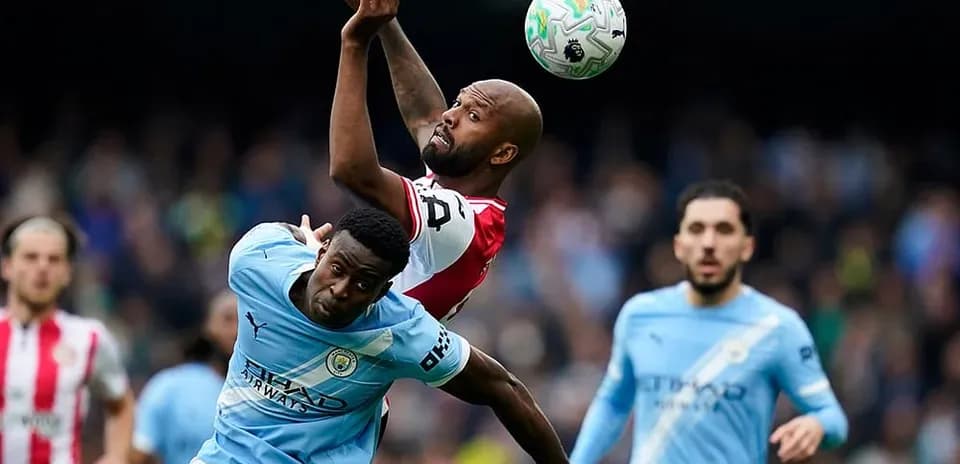 Players competing for the ball in Premier League match