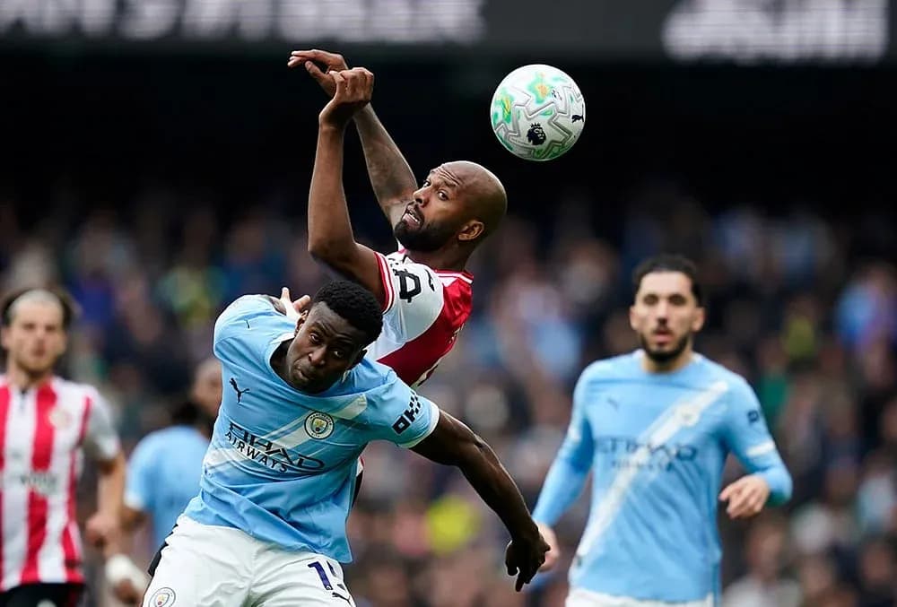 Players competing for the ball in Premier League match