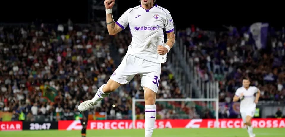 Fiorentina player celebrating goal in front of crowd