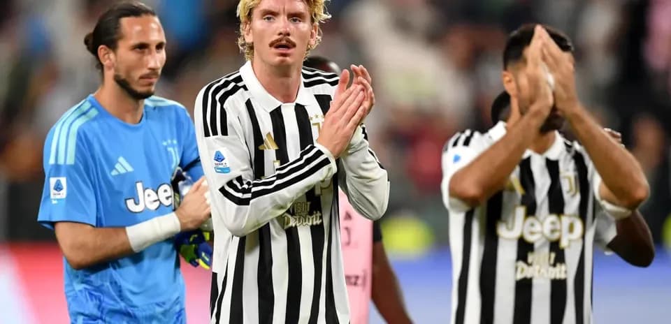 Juventus players applauding fans after match