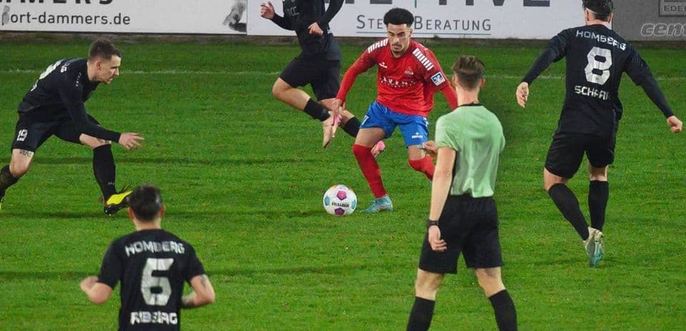 Players competing for the ball in Oberliga match
