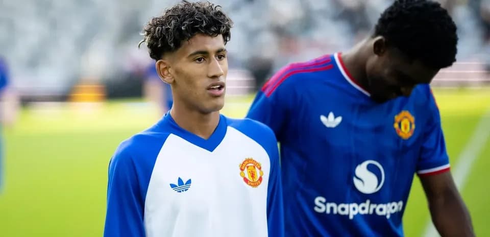 Two Manchester United players on the pitch