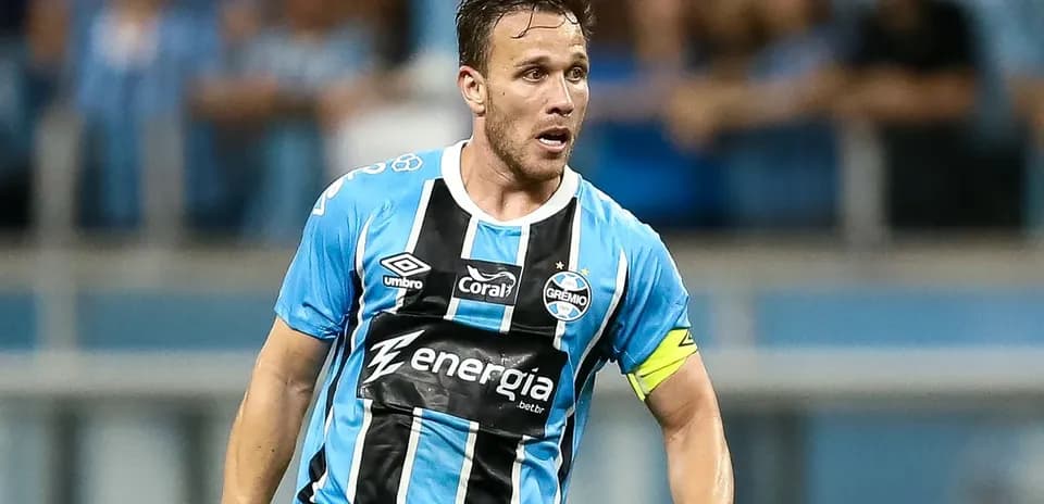 Player in Grêmio jersey during a match