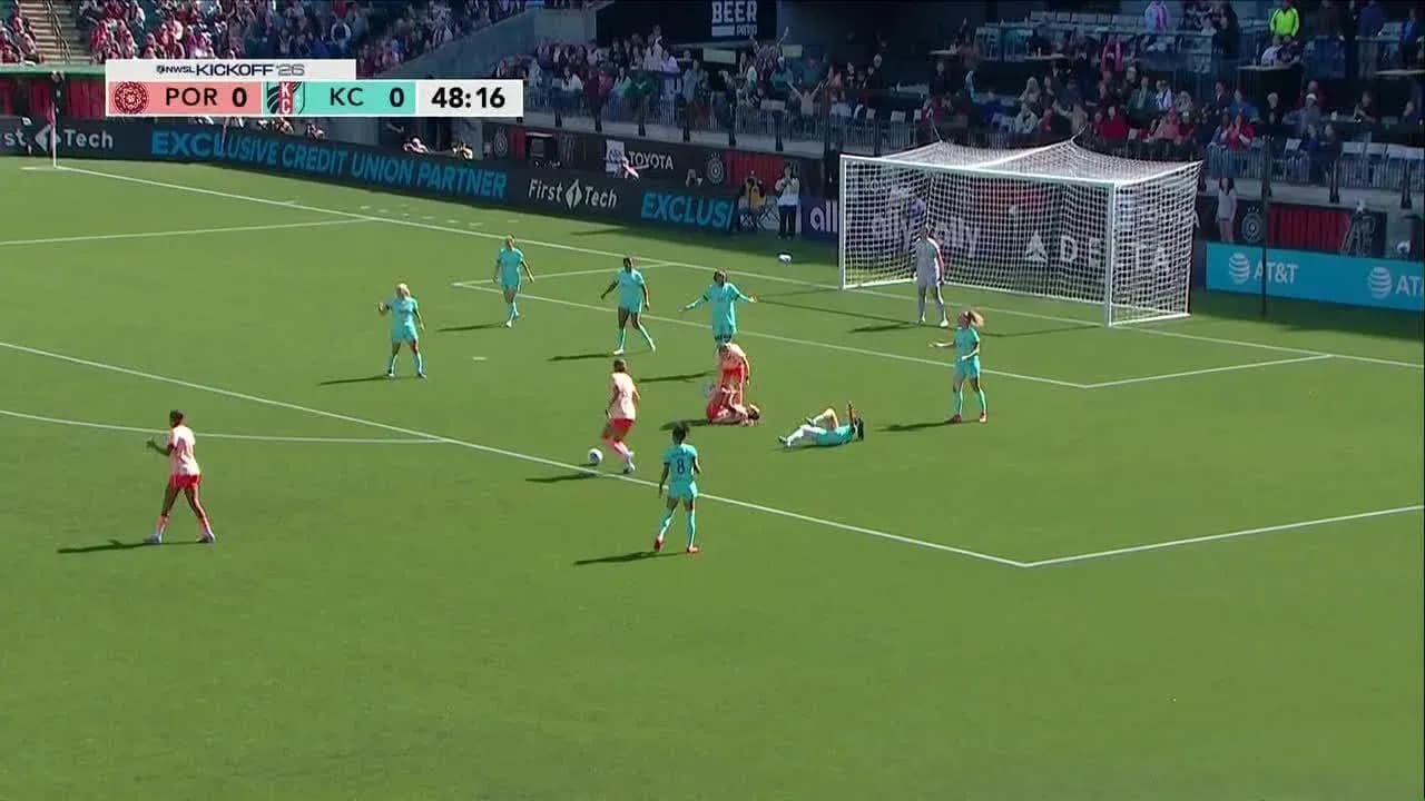 Kansas City and Portland Thorns players in action