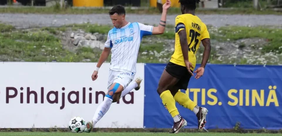 Universitatea Craiova player challenging KuPS opponent