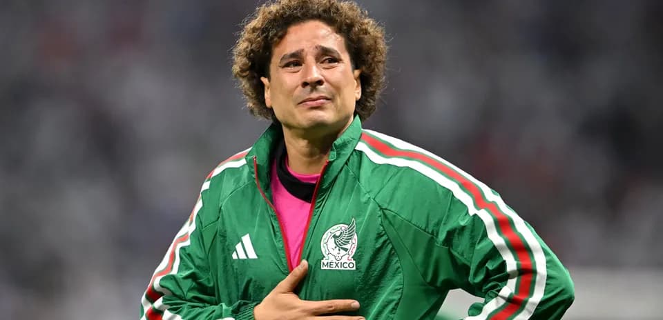 Goalkeeper in Mexico jacket on the field