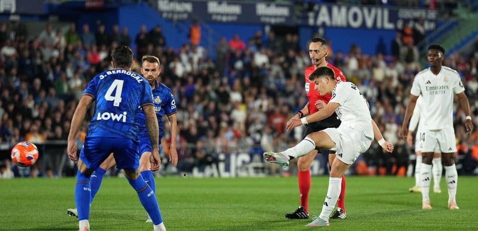 Real Madrid player shooting during La Liga match