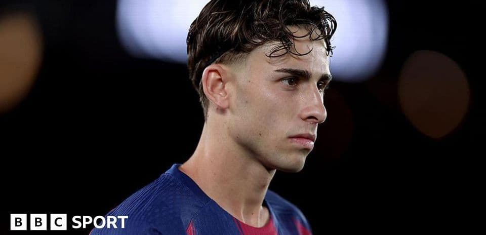 Player in Barcelona jersey during match preparation