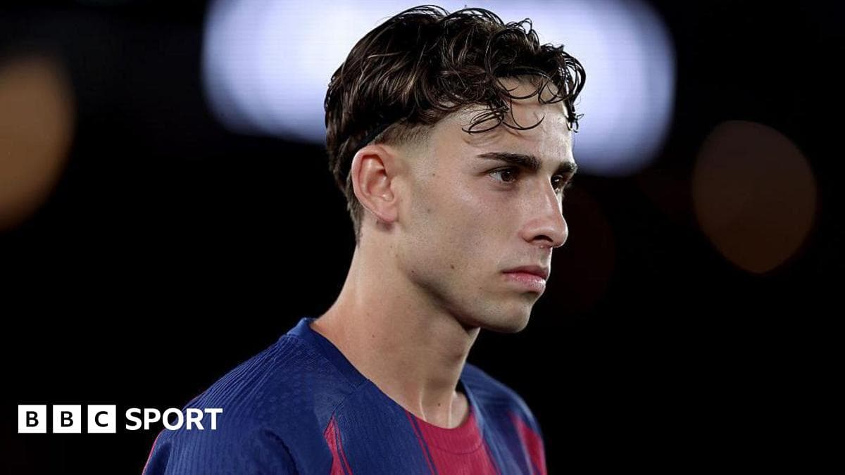 Player in Barcelona jersey during match preparation
