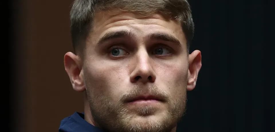 Player in Spurs jacket at event
