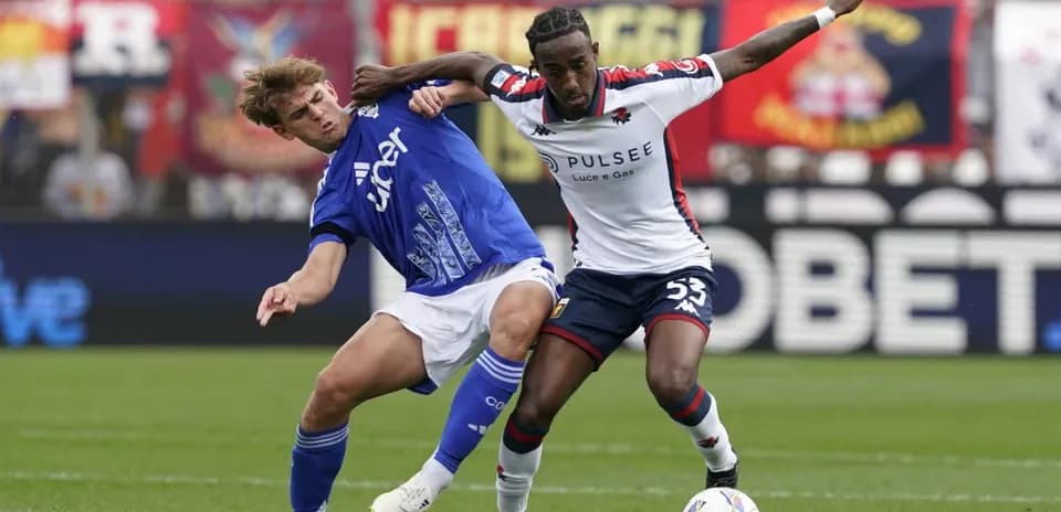 Genoa and Como players battling for the ball