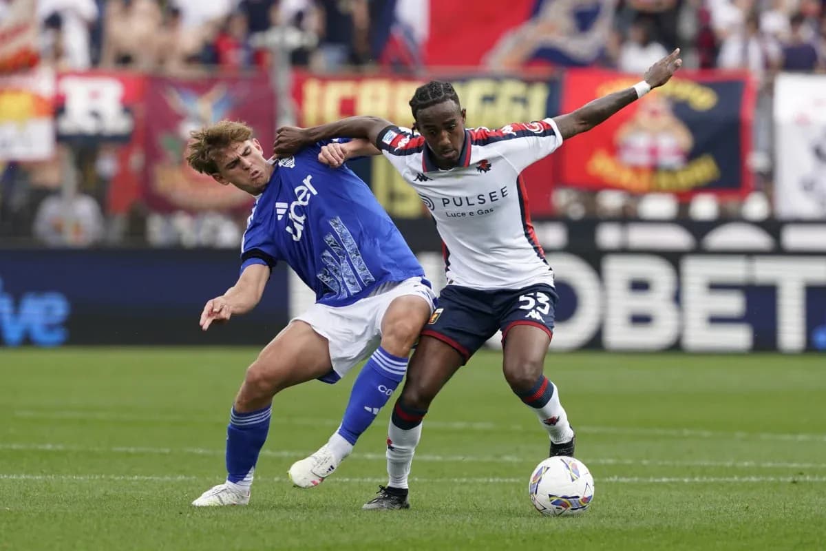 Genoa and Como players battling for the ball