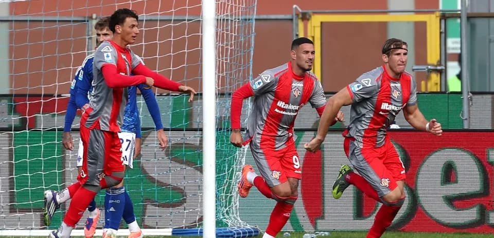 Cremonese players celebrating a goal against Como