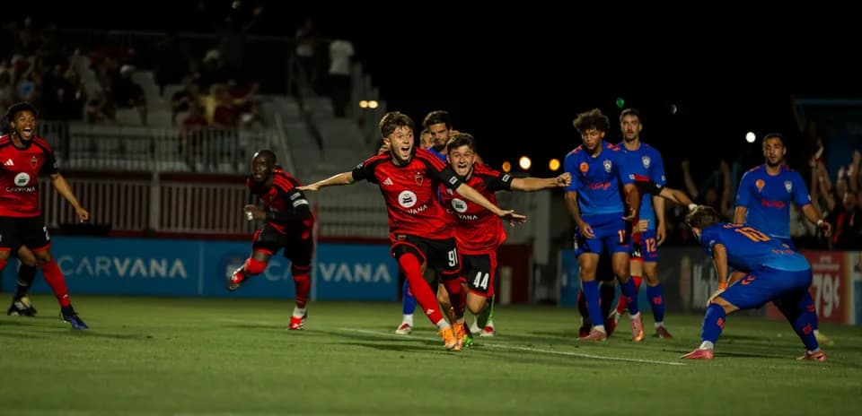 Players celebrating goal during El Paso Locomotive match