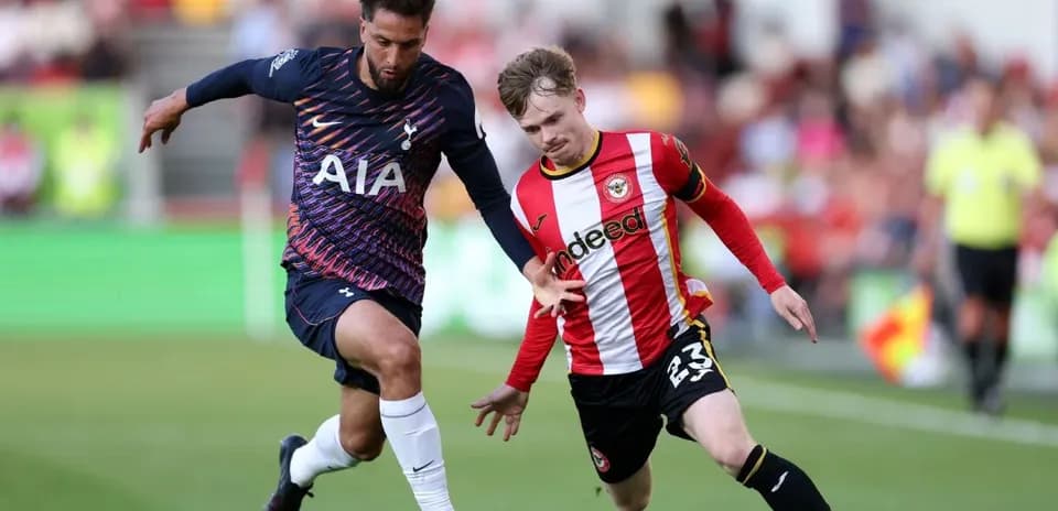 Brentford and Tottenham players competing for the ball