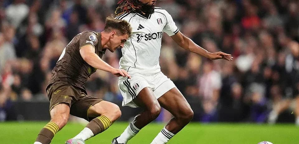 Brentford and Fulham players competing for the ball