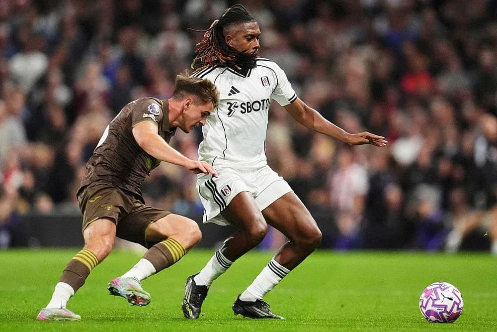 Brentford and Fulham players competing for the ball