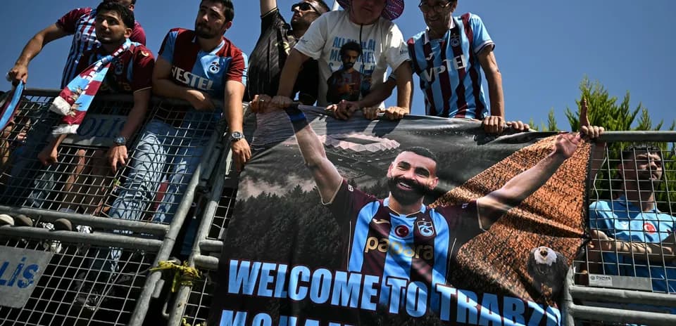 Fans holding a welcome banner for Mohammed in Trabzon