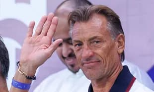 Coach waving during a public event or conference