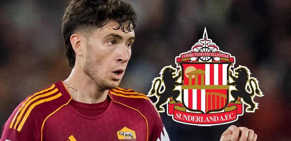 Player in AS Roma jersey with Sunderland AFC logo