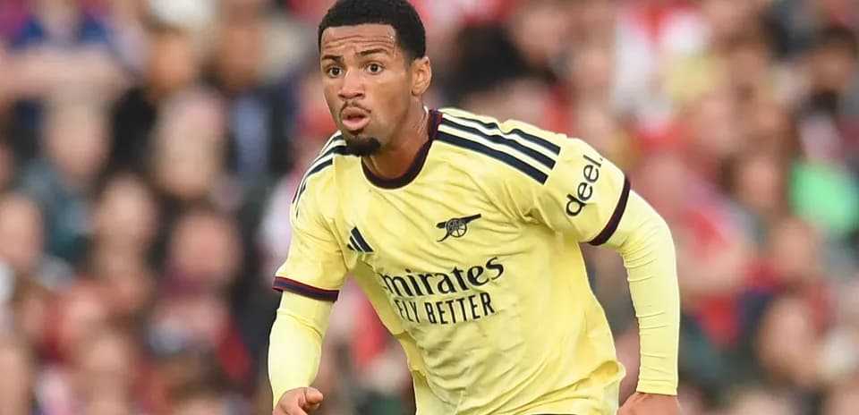 Player in Arsenal jersey running during match