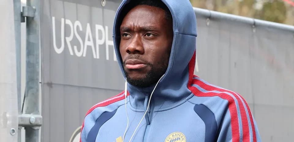 Player wearing Bayern Munich hoodie arriving at training
