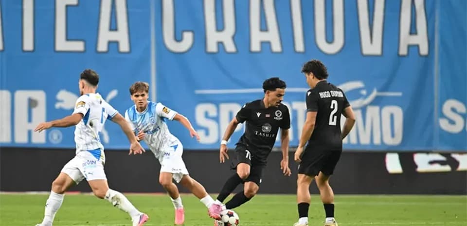 Players in action during Ararat-Armenia vs Craiova
