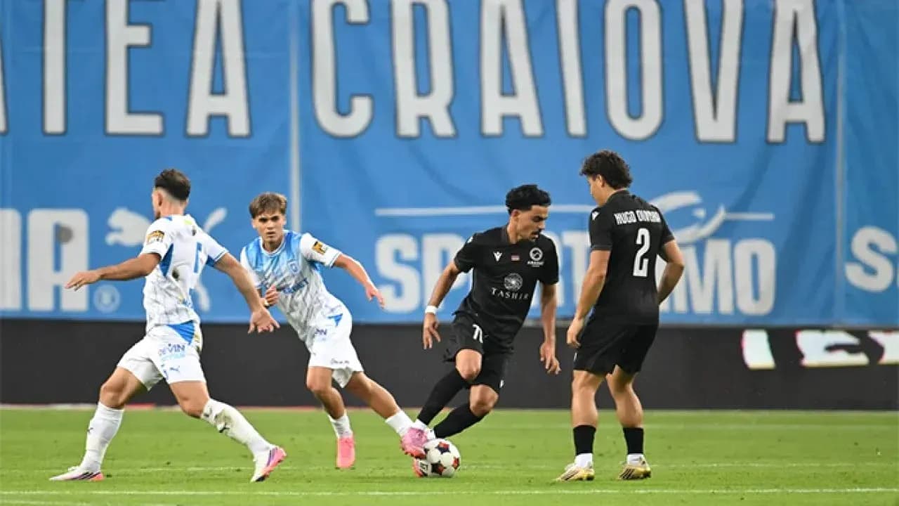 Players in action during Ararat-Armenia vs Craiova