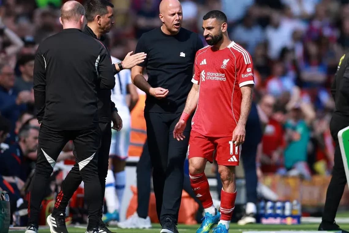 Mohamed Salah leaving the pitch with coaching staff