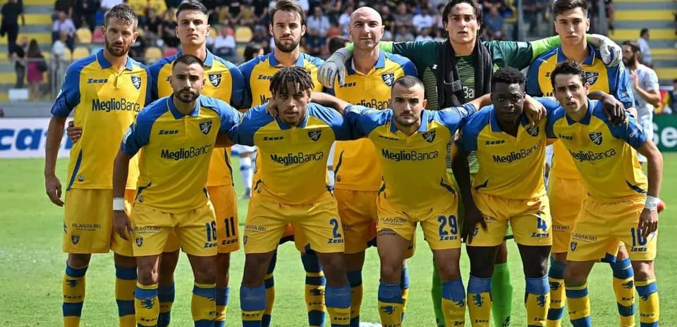 Frosinone team posing before the match