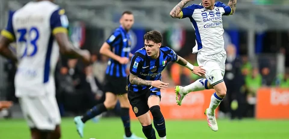 Inter player evading a challenge from Hellas Verona