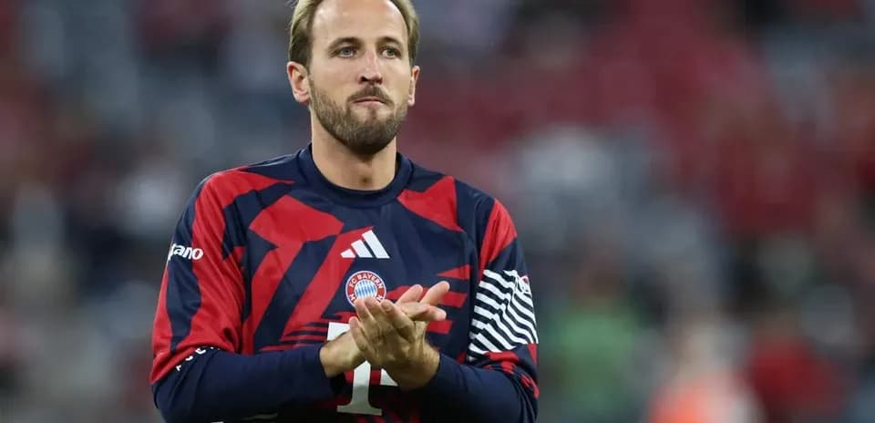 Player clapping in Bayern Munich jersey before match
