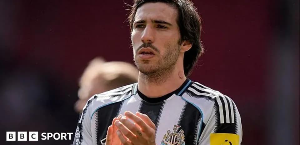 Player in Newcastle United jersey clapping during match