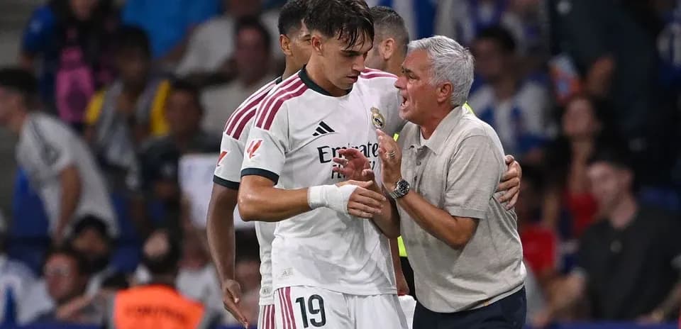 Coach speaking with player during match on sidelines